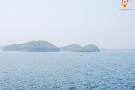 Vietnamese Vistas: A 6-Day Northwest And Halong Bay Expedition